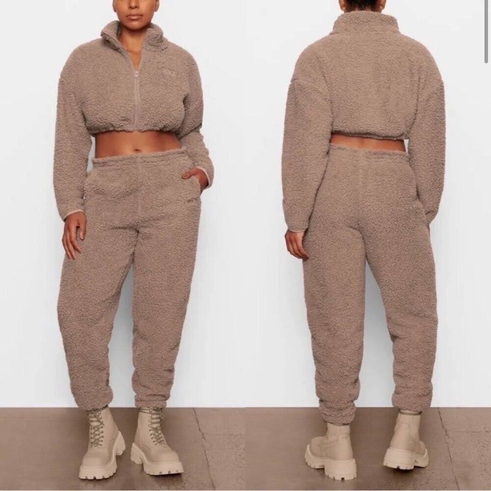 SKIMS Teddy Drawstring Jogger Pants in Desert Sz M